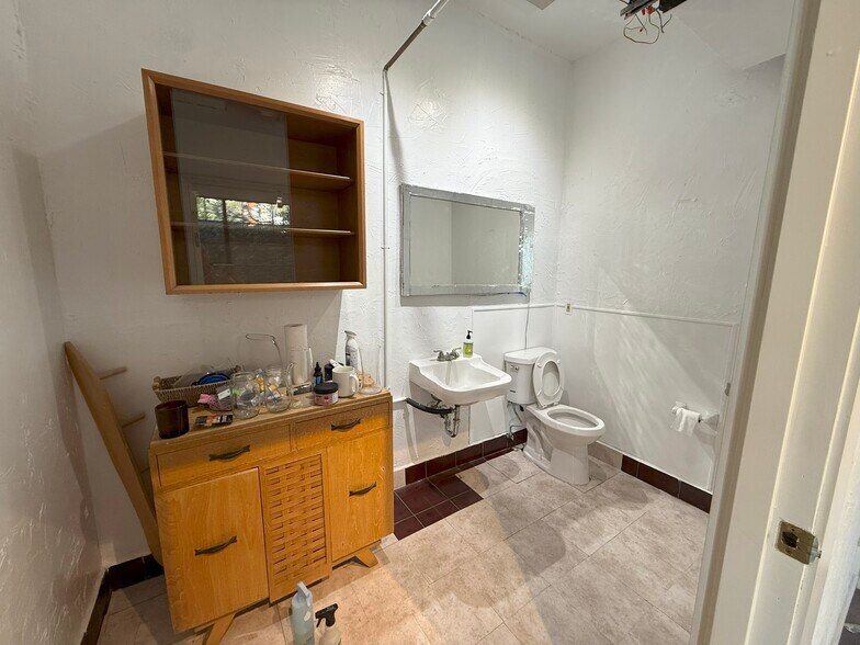 More Photos Of 2823-211 Main St, Santa Monica Loft Creative Space For Lease