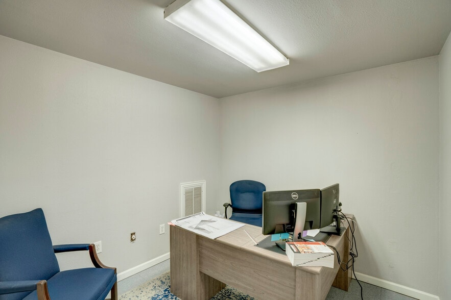 More Photos Of 11578 Airway Blvd, Roanoke Warehouse For Sale