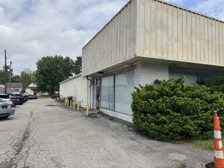 More Photos Of 1421 E Elm St, New Albany Freestanding For Lease