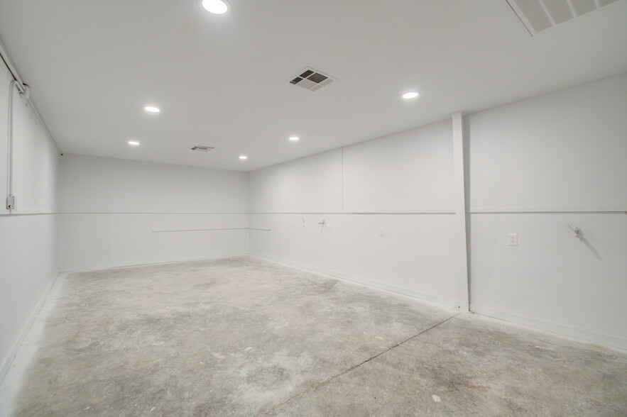 More Photos Of 7002 Bissell Rd, Manvel Manufacturing For Lease