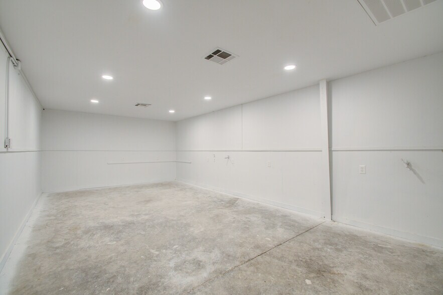 More Photos Of 7002 Bissell Rd, Manvel Manufacturing For Sale