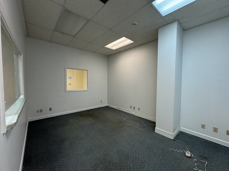 More Photos Of 139 Woodfield Dr, Macon-Bibb Light Distribution For Lease