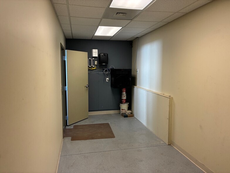 More Photos Of 160 S Turnpike Rd, Wallingford Light Distribution For Lease