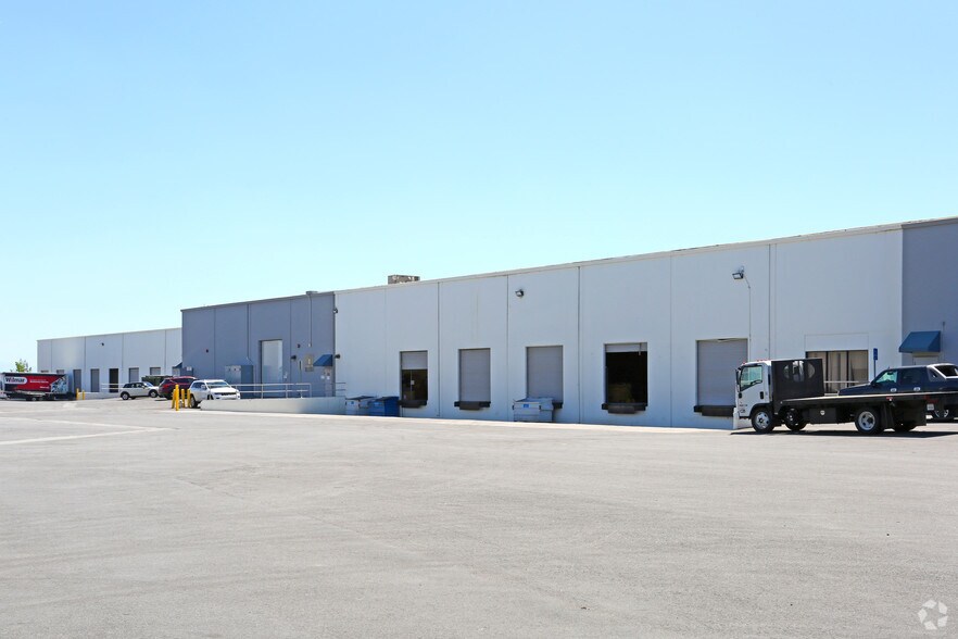More Photos Of 6901 District Blvd, Bakersfield Warehouse For Lease