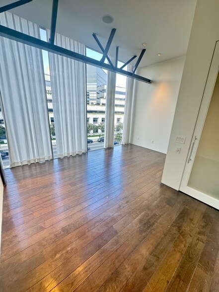 More Photos Of 15840 Ventura Blvd, Encino Medical For Lease