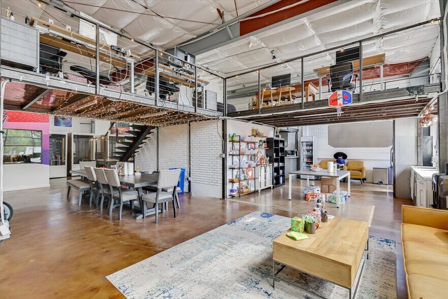 More Photos Of 1106 S 8th St, Austin General Retail For Lease