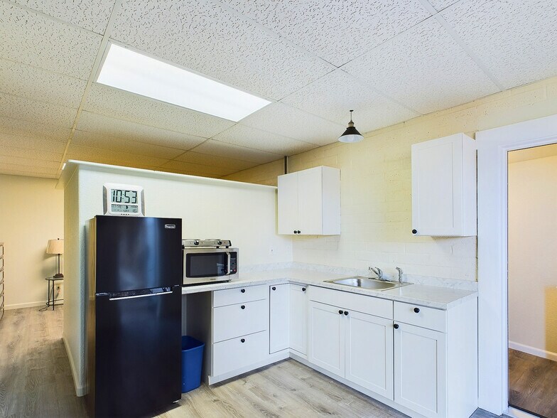 More Photos Of 14420 Lakeshore Dr, Clearlake Office For Sale