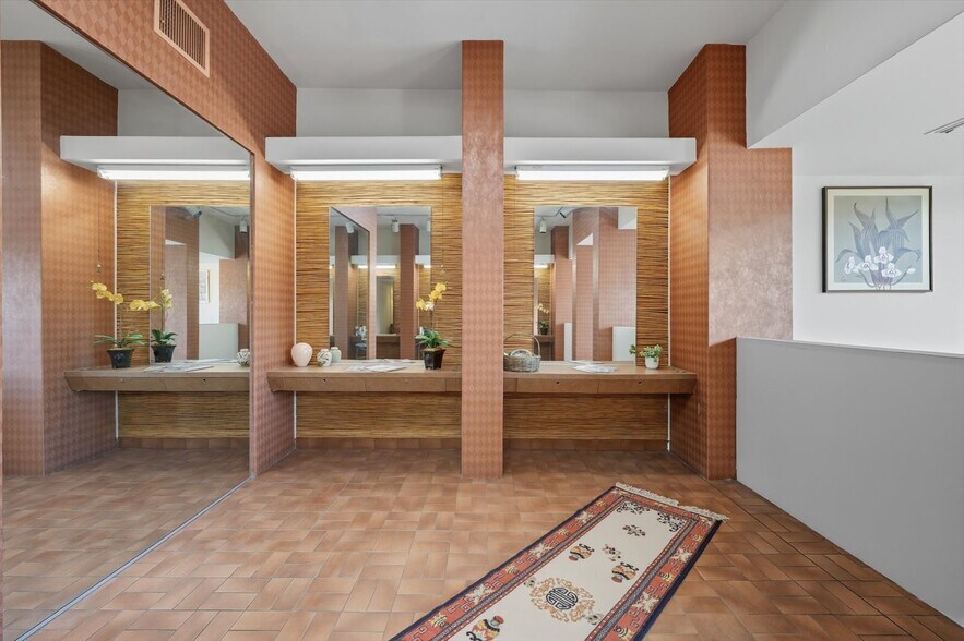 More Photos Of 901-909 S Pacific Coast Hwy, Redondo Beach Storefront For Sale