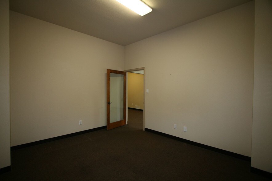 More Photos Of 200 S 14th St, Midlothian Medical For Sale