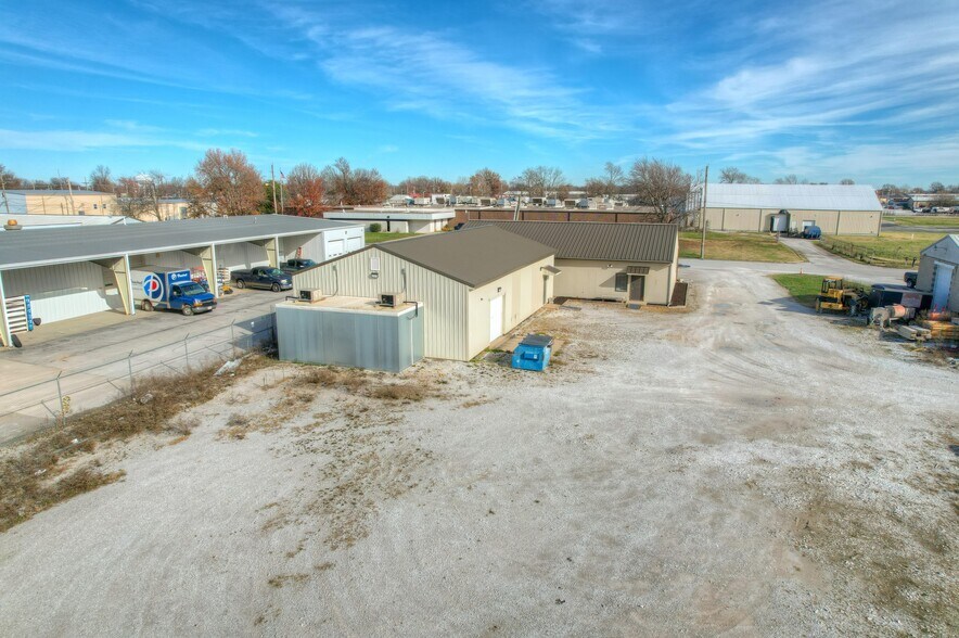 More Photos Of 2307 Missouri Ave, Carthage Light Distribution For Sale