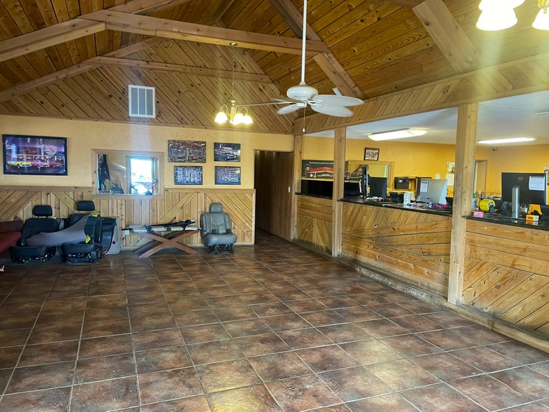 More Photos Of 9901 Jacksboro Hwy, Fort Worth Warehouse For Lease