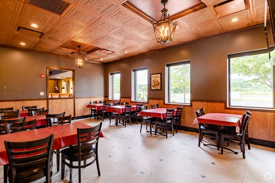 More Photos Of 551 S 8th St, West Dundee Restaurant For Sale
