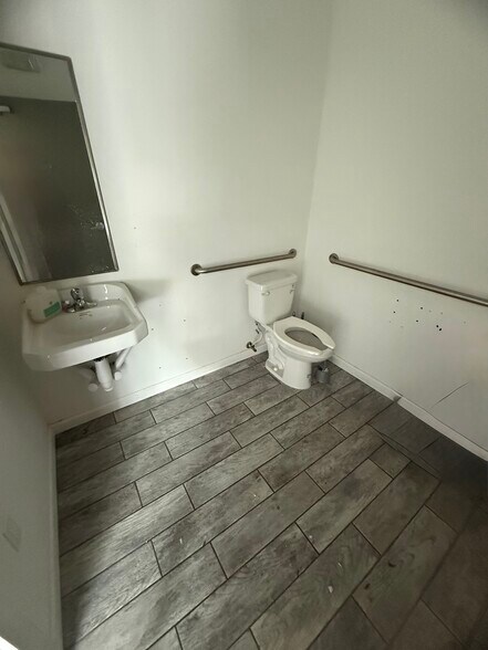 More Photos Of 952 W Tharpe St, Tallahassee Convenience Store For Sale