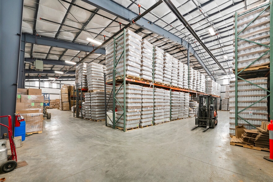 More Photos Of 97 S Red Willow Rd, Evanston Manufacturing For Sale