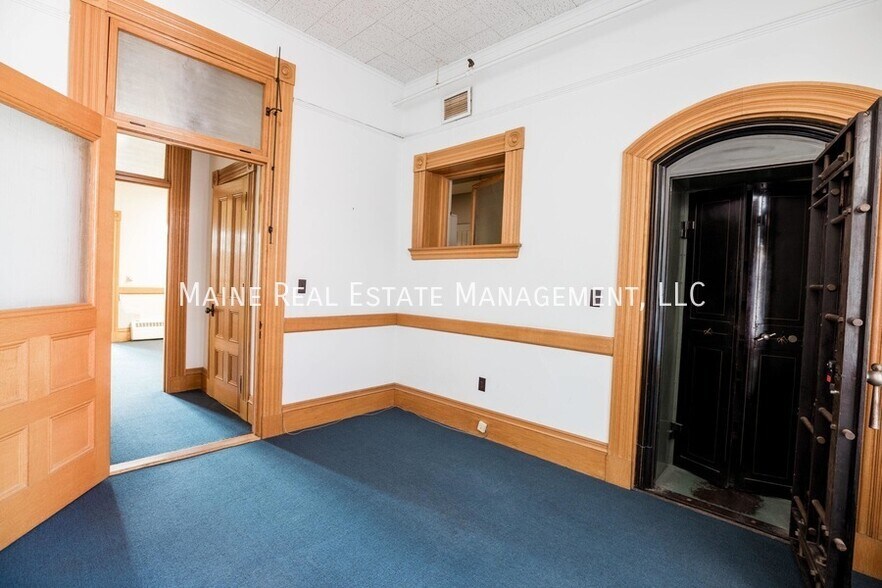 More Photos Of 15 Columbia St, Bangor Office Residential For Lease