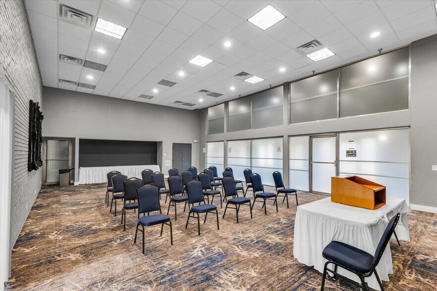More Photos Of 1907 N Cunningham Ave, Urbana Hotel For Sale