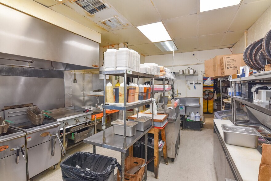 More Photos Of 5900 York Rd, Baltimore Storefront Retail Office For Sale