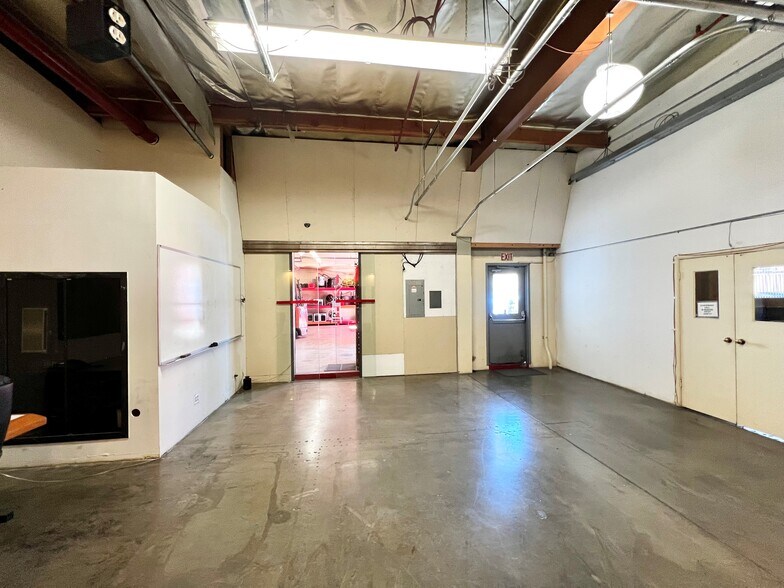 More Photos Of 5539 Riverton Ave, North Hollywood Manufacturing For Lease