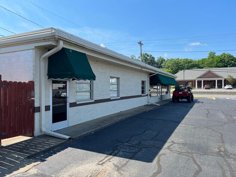 More Photos Of 523 E Main st, Scottsville General Retail For Sale
