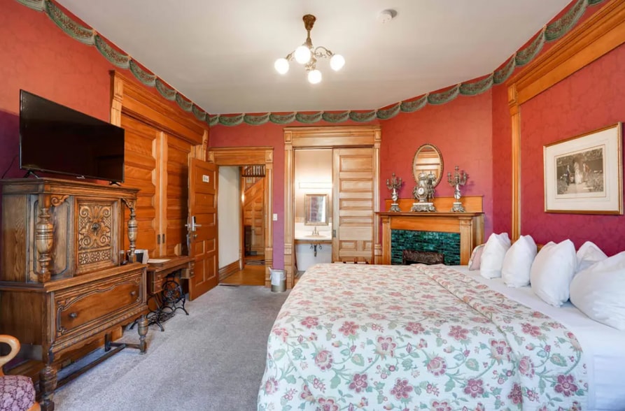 More Photos Of 211 Wisconsin Ave, Wisconsin Dells Hotel For Sale