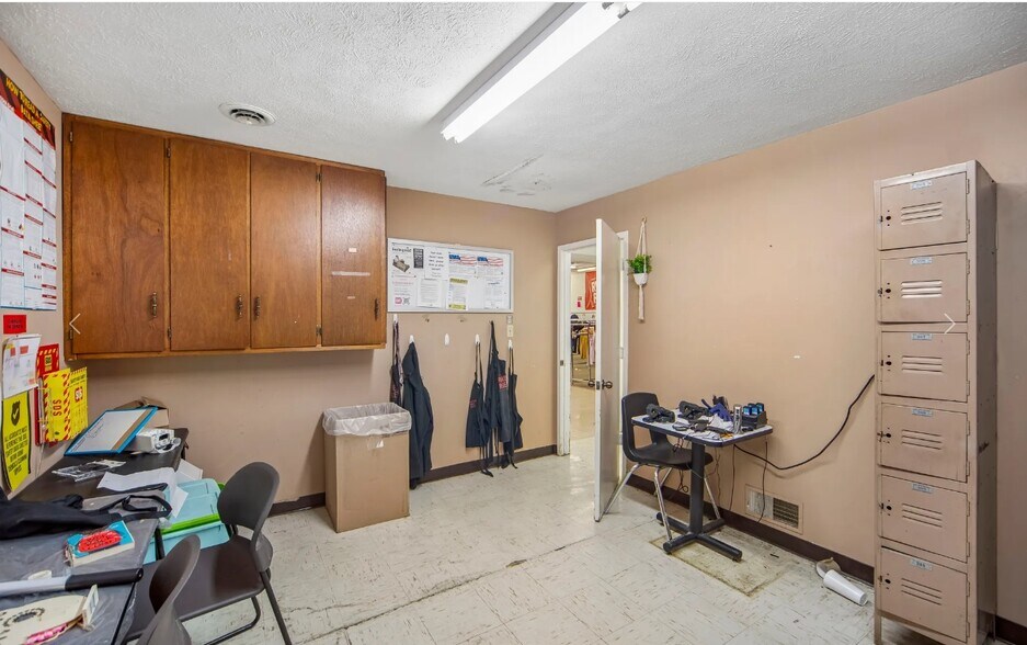More Photos Of 109 N Market St, Audubon Freestanding For Lease