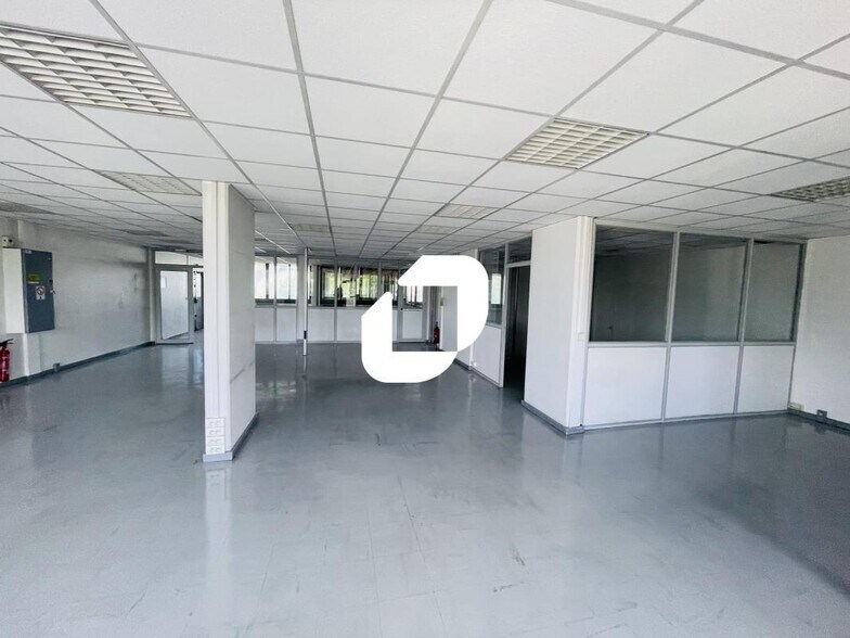 More Photos Of 16 Boulevard Chamblain, Melun Office For Sale