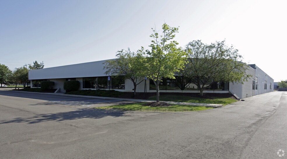 More Photos Of 1410 E 14 Mile Road, Madison Heights Research And Development For Lease