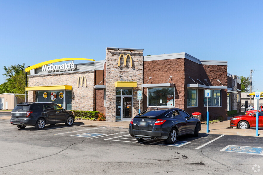 Primary Photo Of 830 N Elm Pl, Broken Arrow General Retail For Lease