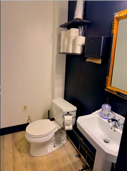 More Photos Of 21-25 E 26th St, Minneapolis General Retail For Sale