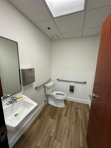 More Photos Of 8865 Commodity Cir, Orlando Office For Lease