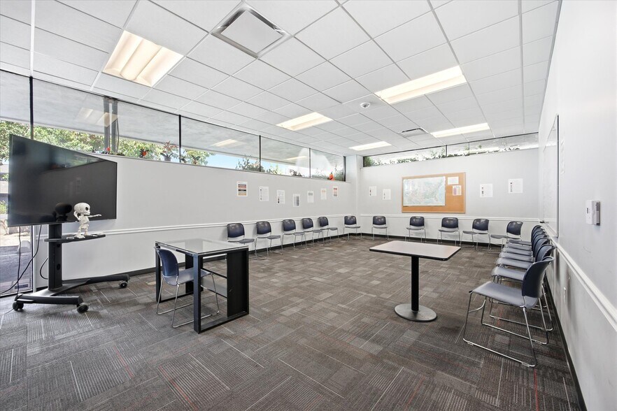 More Photos Of 2450 E Fort Union Blvd, Cottonwood Heights Office For Sale