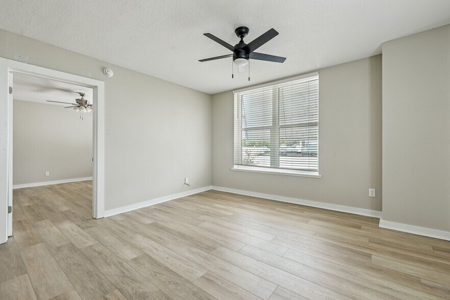 More Photos Of 801 W Montrose St, Clermont Restaurant For Sale