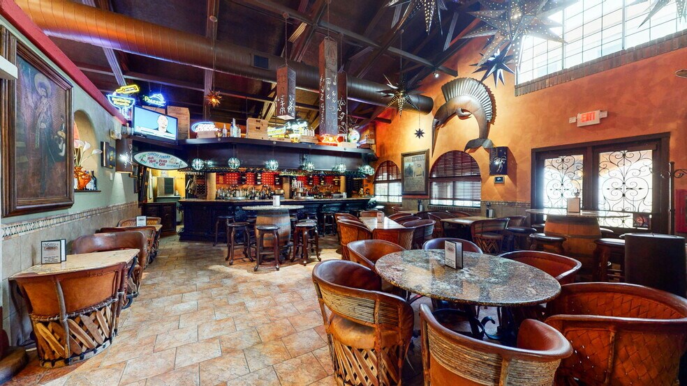 More Photos Of 4207 Oakwood Hills Pkwy, Eau Claire Restaurant For Sale