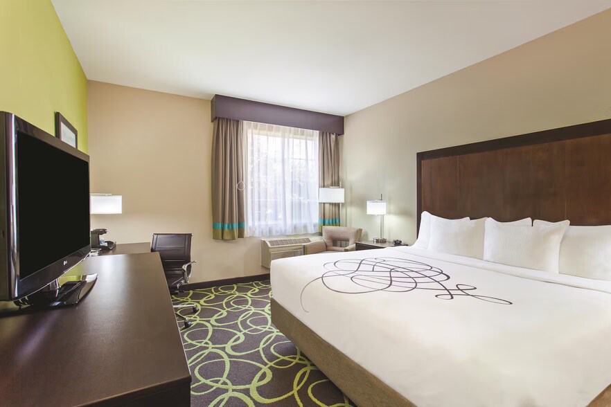 More Photos Of 20 W Pacheco Blvd, Los Banos Hotel For Sale