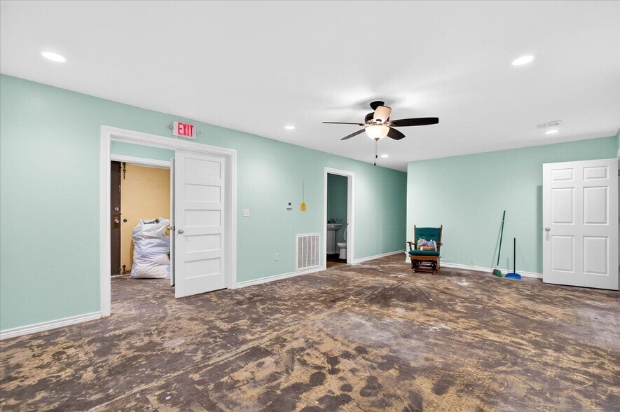 More Photos Of 121 N Maple St, Nowata Storefront For Sale