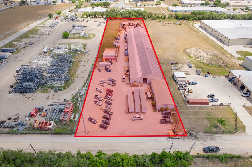 More Photos Of 2511 N Heideke St, Seguin Warehouse For Lease