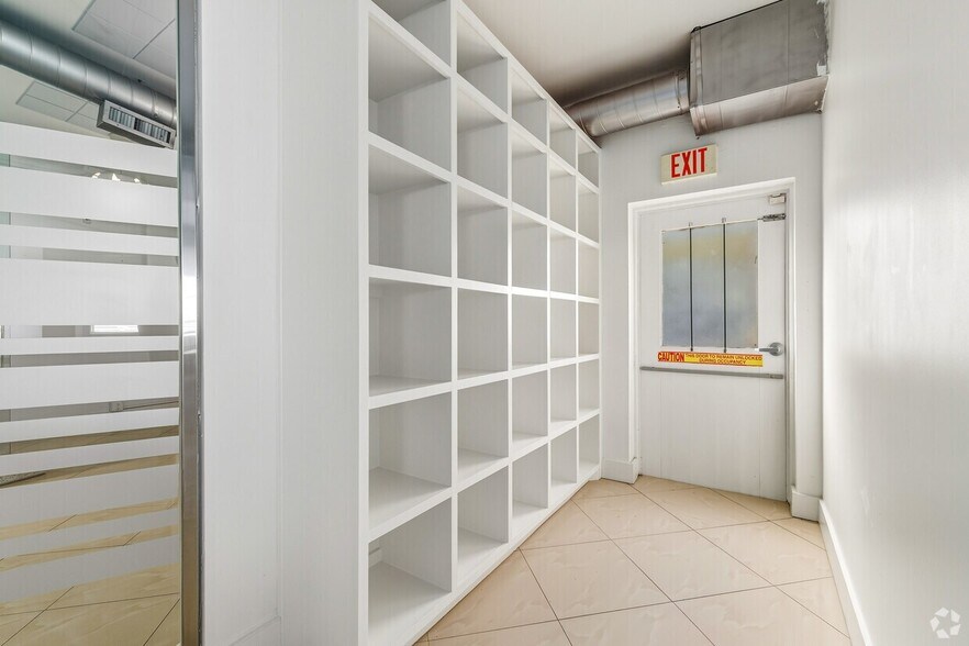 More Photos Of 5633 Southwest Fwy, Houston Unknown For Lease