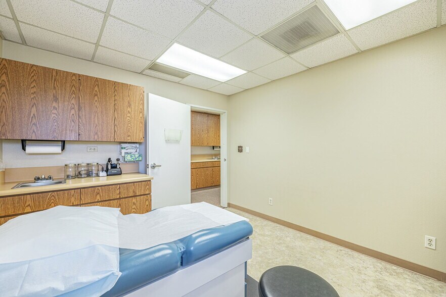 More Photos Of 44725 10th St W, Lancaster Medical For Sale