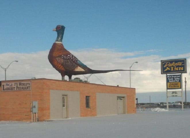 More Photos Of 924 4th St NE, Huron Hotel For Sale