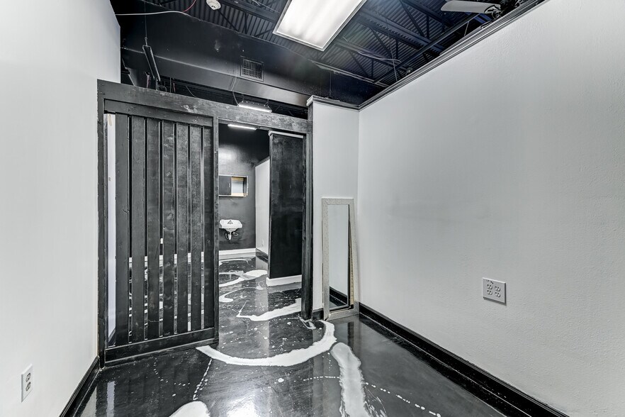 More Photos Of 324 Fm-1960 Rd, Houston General Retail For Sale