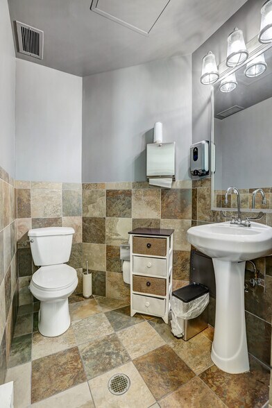 More Photos Of 1800 Glenarm Pl, Denver Office For Sale