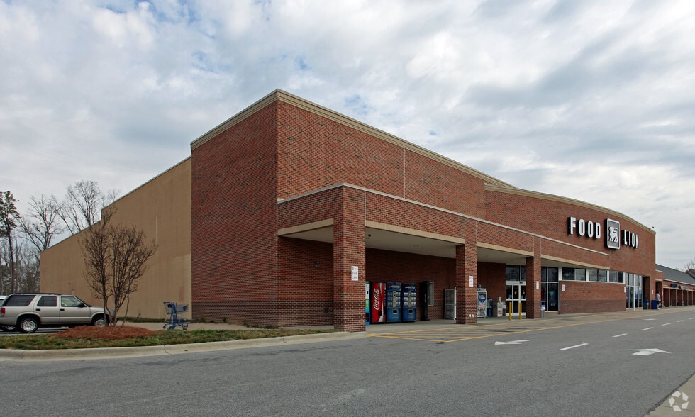 More Photos Of 2151-2173 Wilton Ave, Creedmoor General Retail For Lease