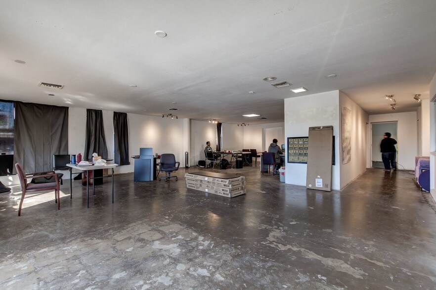 More Photos Of 626 W Indian School Rd, Phoenix Storefront Retail Office For Sale