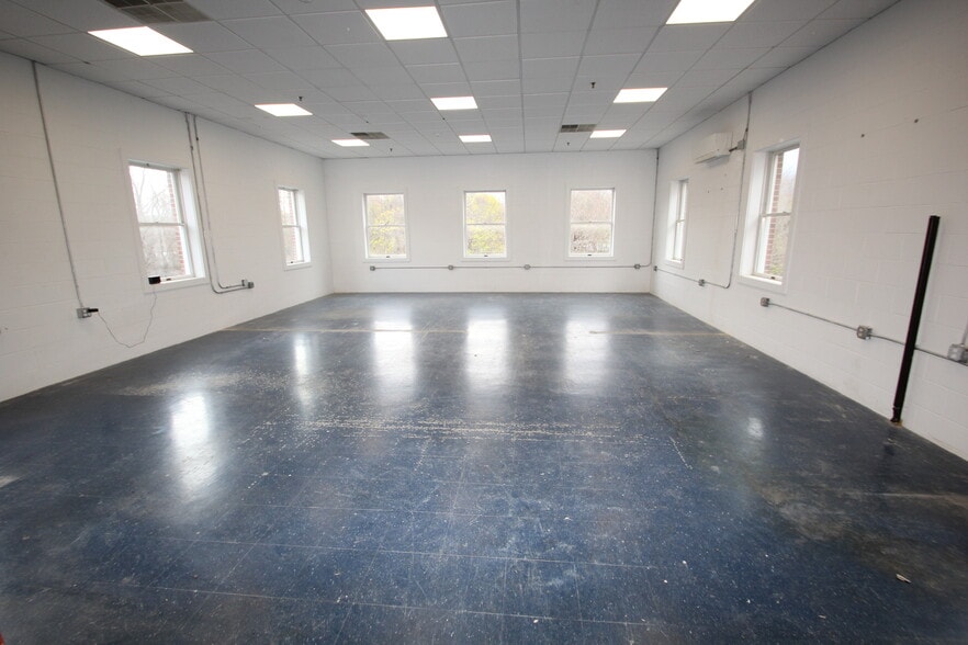 More Photos Of 35 Water St, Amesbury Research And Development For Lease