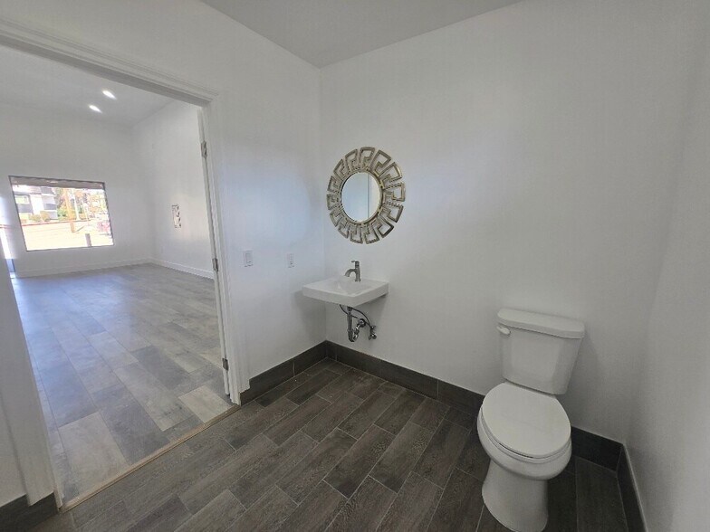 More Photos Of 4050 La Crescenta Ave, Montrose Storefront For Lease