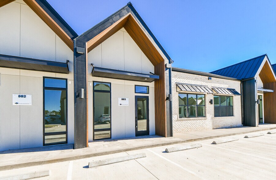 More Photos Of 1325 Main St, Katy Office For Lease