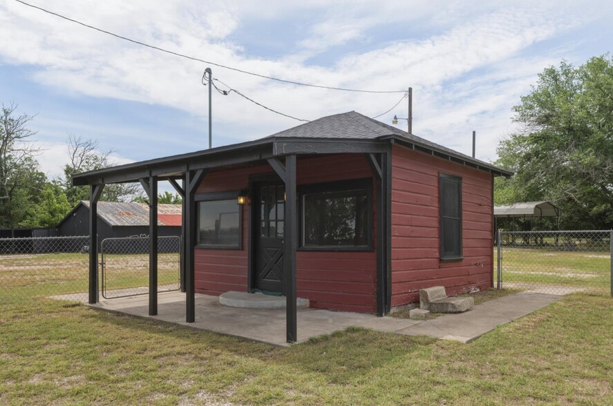 More Photos Of 2040 Fort Worth Hwy, Weatherford Industrial For Sale