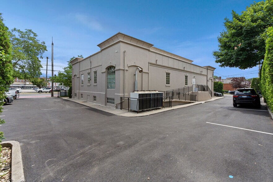 More Photos Of 2777 Hylan Blvd, Staten Island Office For Sale