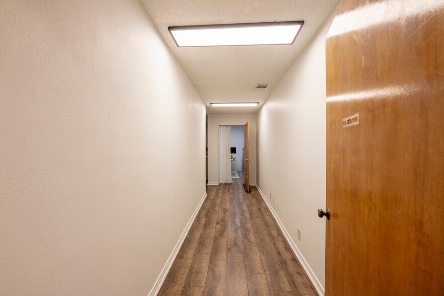 More Photos Of 1005 N Elm St, Denton Office For Lease