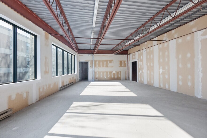 More Photos Of 403-409 Rue Saint-Roch, Montréal Warehouse For Lease